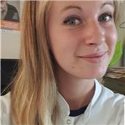 Jeune fille propose des cours de maths jusqu'à la seconde
